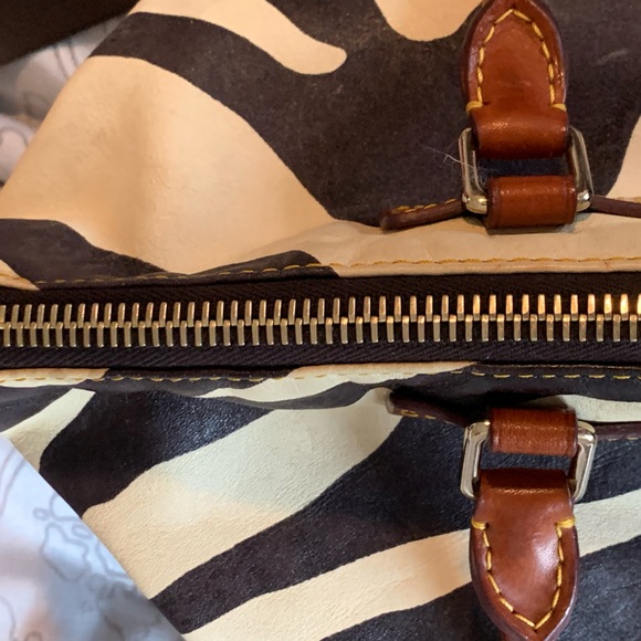 Dooney & Bourke zebra pattern Genuine Leather and crossbody/shoulder Handmade. - Picture 11 of 16